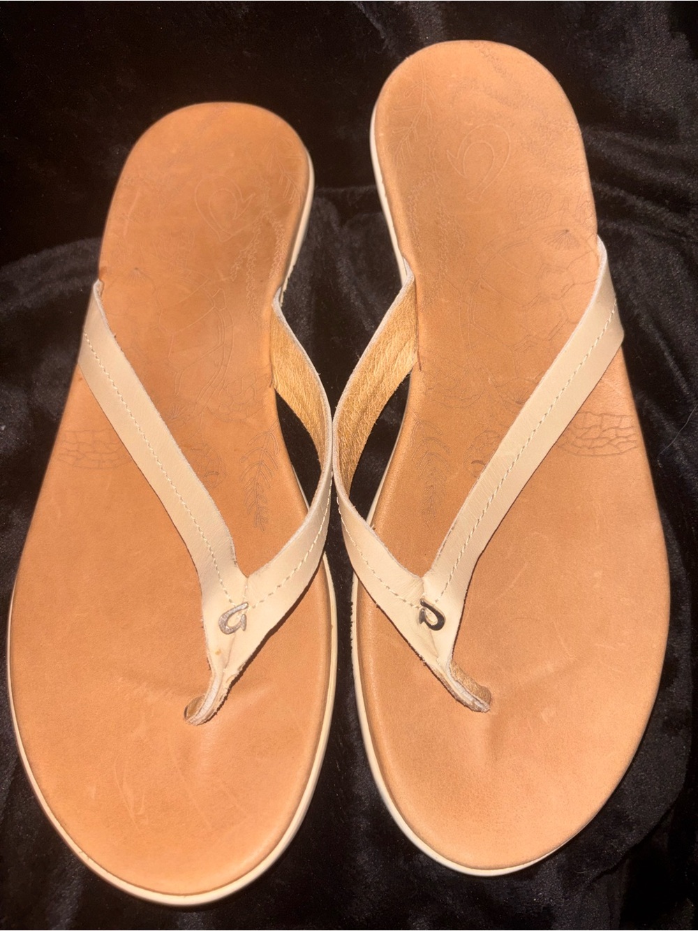 OluKai Honu Leather Flip Flop Sandals Off White Women’s Size 10 US NWOT
